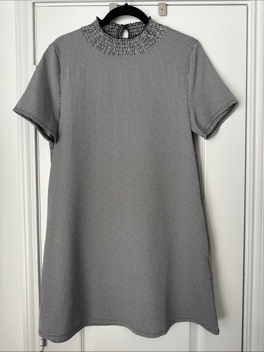 M - Women's Short Sleeve Mock Neck Shift Dress - Black & White